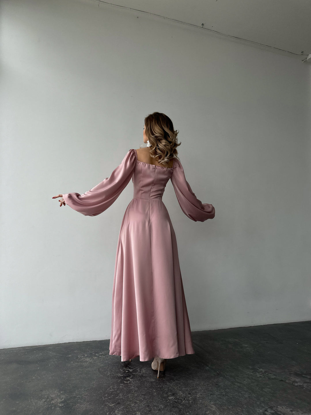 Chic dusty pink silk formal maxi dress with on-or-off shoulder puff sleeves. A vibrant aesthetic perfect for a fashionable NYC cocktail dress.